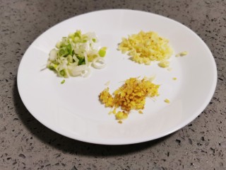 6、肉末豇豆,葱、姜、蒜切末备用