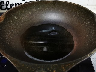 7、肉末豇豆,起锅倒入食用油