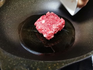 8、肉末豇豆,凉油倒入肉末再开火