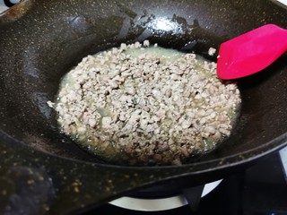 9、肉末豇豆,翻炒至肉末变色