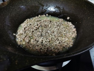 10、肉末豇豆,大约炒1分钟，肉末出水