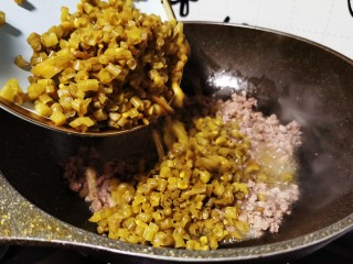 11、肉末豇豆,倒入切好的豇豆