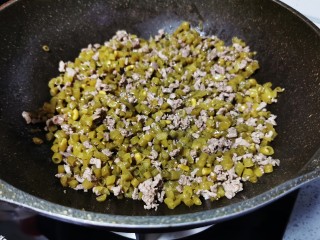 12、肉末豇豆,翻炒均匀