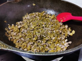 13、肉末豇豆,大约炒3分钟左右，豇豆的水份明显变少。