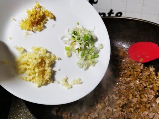 14、肉末豇豆,倒入葱姜蒜末