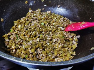 17、肉末豇豆,翻炒均匀即可装盘食用