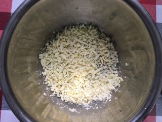 1、马苏里拉奶酪棒,马苏里拉奶酪放入冰箱冷冻至硬，然后用擀面杖敲碎