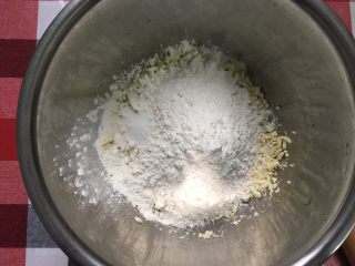 2、马苏里拉奶酪棒,加入过筛好的面粉和盐