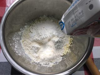 3、马苏里拉奶酪棒,加入纯牛奶