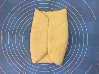 7、马苏里拉奶酪棒,用面皮左右包起黄油片，盖上保鲜膜松弛20分钟