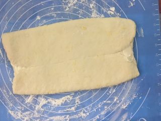 8、马苏里拉奶酪棒,桌面撒上适量面粉，把面皮擀开