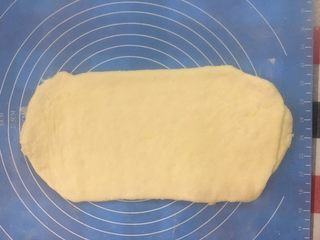 11、马苏里拉奶酪棒,将松弛好的面片擀成0.5左右厚，然后用小刀切去边角，再切成小条