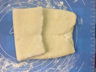 9、马苏里拉奶酪棒,左右对折，然后擀开