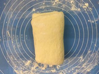 10、马苏里拉奶酪棒,重复对折上个步骤2次，然后盖上保鲜膜松弛20分钟