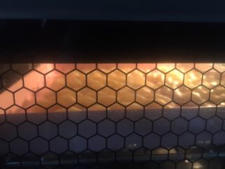 13、马苏里拉奶酪棒,烤箱180度预热，放上层烤20分钟