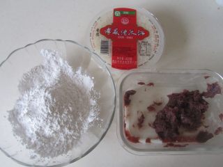 1、桂花豆沙莲子米酒汤圆,准备好原材料；