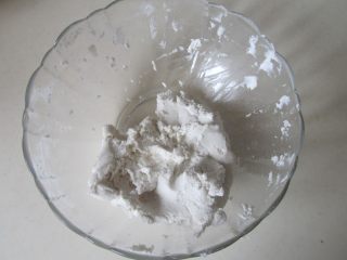3、桂花豆沙莲子米酒汤圆,将它合成软硬适度的面团；