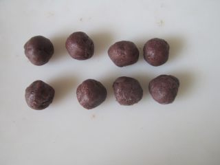 4、桂花豆沙莲子米酒汤圆,将豆沙莲子馅料先搓成圆球备用；