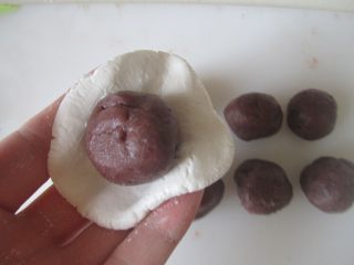 5、桂花豆沙莲子米酒汤圆,取适量的汤圆面团压成小圆片，包入准备好的馅料；