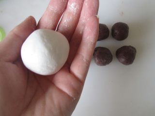 6、桂花豆沙莲子米酒汤圆,包好后搓成圆球；