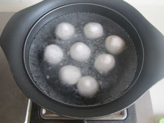7、桂花豆沙莲子米酒汤圆,烧锅开水， 将汤圆放入里面进去煮；