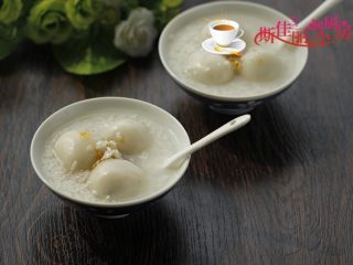 10、桂花豆沙莲子米酒汤圆,可以开吃了。