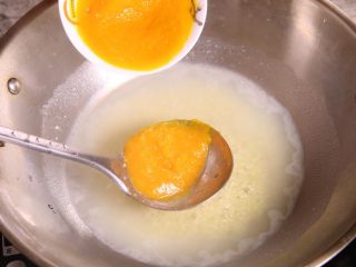 11、粗粮金汤明虾粥,再加入南瓜粥,进行调和。