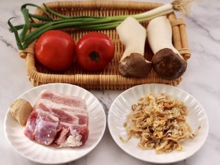 1、杏鲍菇扇贝花肉煲,首先备齐所有的食材，扇贝边洗净备用。