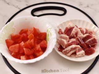 3、杏鲍菇扇贝花肉煲,番茄用开水烫一下后去皮，用刀切成小块，五花肉洗净切成薄片。