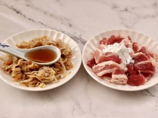 4、杏鲍菇扇贝花肉煲,五花肉里放入1勺淀粉和1勺料酒，扇贝边也放入剩下的料酒腌制10分钟。