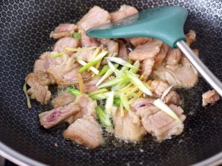 5、杏鲍菇扇贝花肉煲,锅烧热后倒入花生油烧热，大火先把五花肉爆炒至变色断生，再爆香葱姜丝。