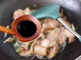 6、杏鲍菇扇贝花肉煲,这个时候加入生抽调味调色。