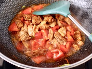 7、杏鲍菇扇贝花肉煲,大火继续翻炒均匀后，加入番茄继续翻炒至番茄变软。