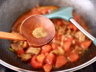 8、杏鲍菇扇贝花肉煲,加入十三香调味。