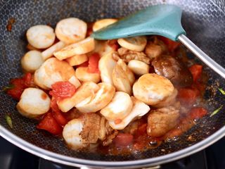 9、杏鲍菇扇贝花肉煲,大火继续翻炒片刻，加入杏鲍菇继续翻炒至变软。