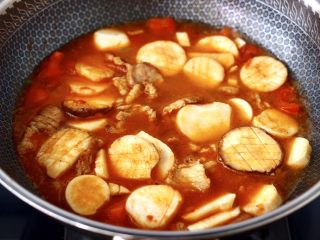 10、杏鲍菇扇贝花肉煲,锅中倒入适量的清水。