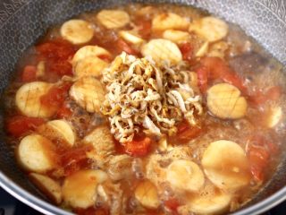 12、杏鲍菇扇贝花肉煲,大火烧开后转中火炖煮至汤汁浓稠时，加入扇贝边。