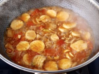 14、杏鲍菇扇贝花肉煲,大火继续炖煮收汁。