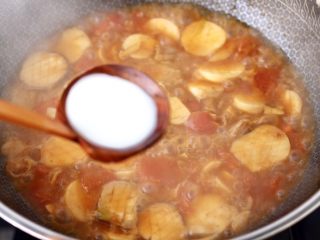 15、杏鲍菇扇贝花肉煲,这个时候倒入提前化开的淀粉勾芡。