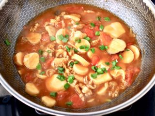 16、杏鲍菇扇贝花肉煲,大火煮沸撒上葱花即可关火。