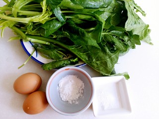 1、菠菜鸡蛋卷,准备好洗干净的菠菜，鸡蛋，淀粉，盐