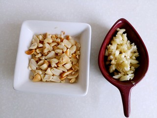 6、菠菜鸡蛋卷,花生仁用刀压粒，蒜切碎