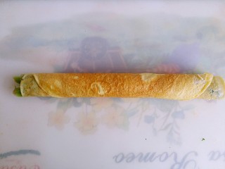11、菠菜鸡蛋卷,卷成菠菜卷，一定要卷紧实点。防止切段的时候散开。