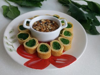 13、菠菜鸡蛋卷,鸡蛋菠菜卷切好后摆入盘子中，放上调味汁就可以慢慢的享用了。