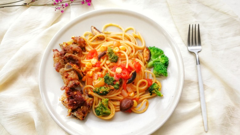 花样面条——蒜香排骨芝士意面红酱时蔬版