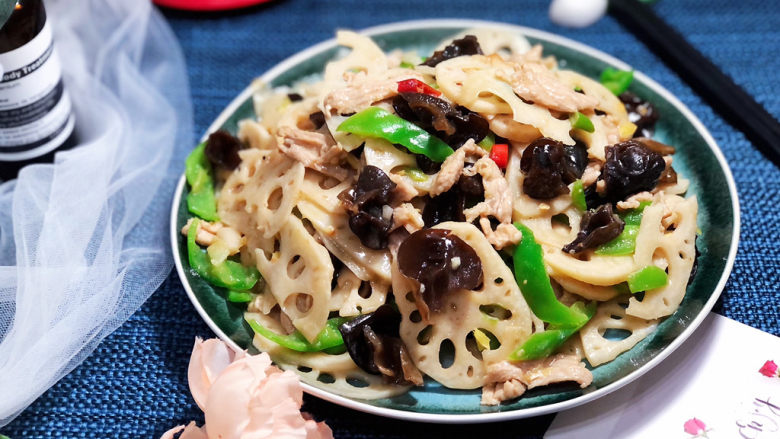 莲藕炒肉片尖椒木耳莲藕炒肉片