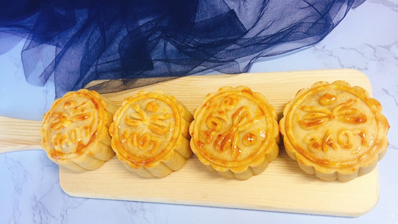 午餐中秋甜品蛋黄莲蓉月饼