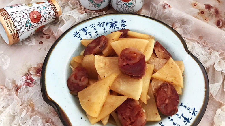冬至美食快手菜腊肠炒萝卜