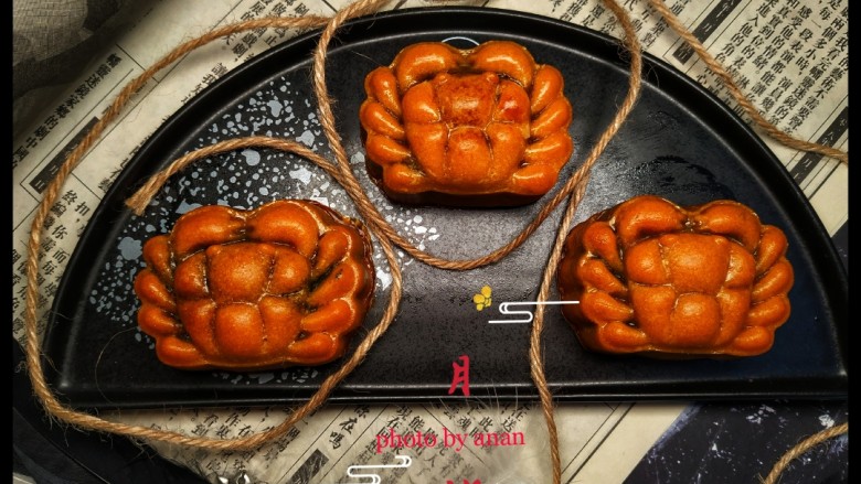 广式月饼网红大螃蟹咸蛋黄月饼
