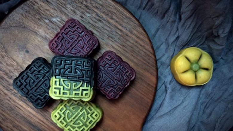 五彩桃山皮月饼